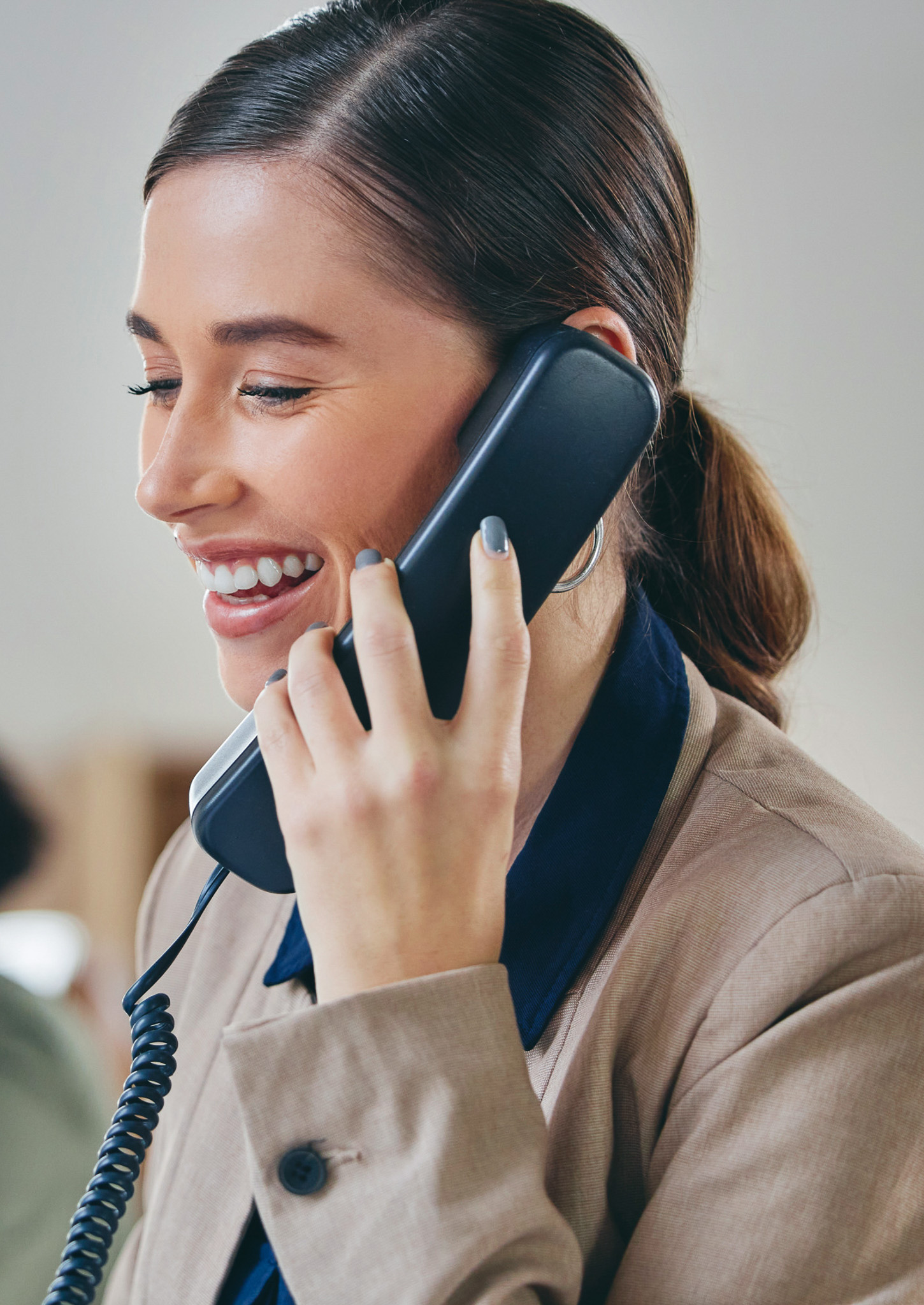 Atendente sorrindo ao telefone