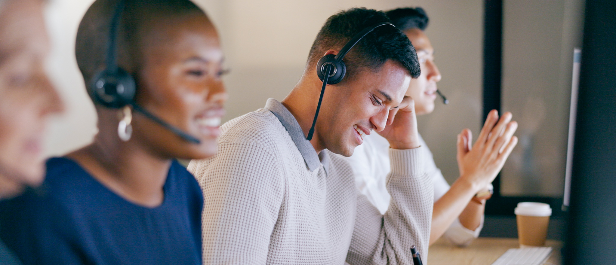 Equipe de atendimento com headsets