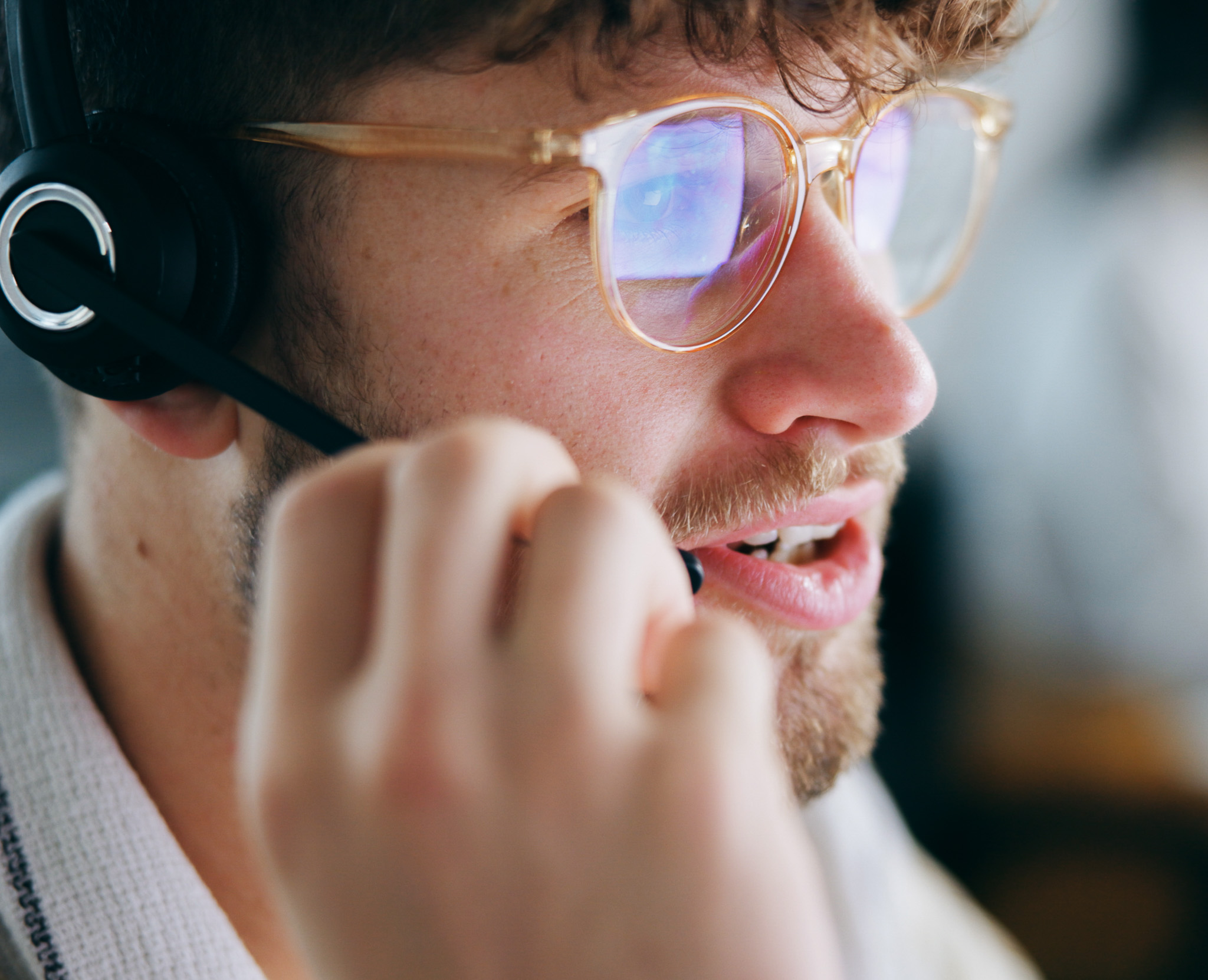 Atendente com headset em atendimento